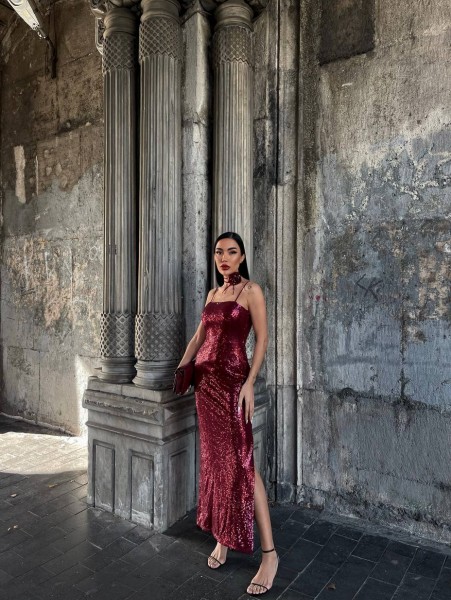 Elegant Parlak Payetli Boyun Gül Aksesuarlı Askılı Yırtmaçlı Midi Elbiseler Elegant Parlak Payetli Boyun Gül Aksesuarlı Askılı Yırtmaçlı Midi Elbiseler