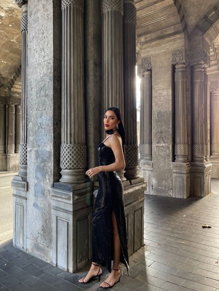 Elegant Parlak Payetli Boyun Gül Aksesuarlı Askılı Yırtmaçlı Midi Elbiseler Elegant Parlak Payetli Boyun Gül Aksesuarlı Askılı Yırtmaçlı Midi Elbiseler